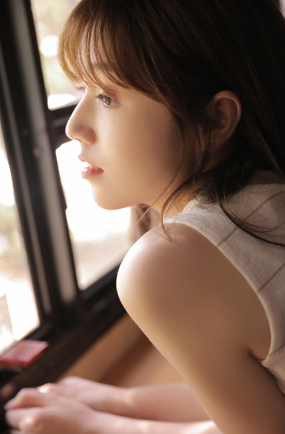 小背心性感美女丰满诱人写真图片 8