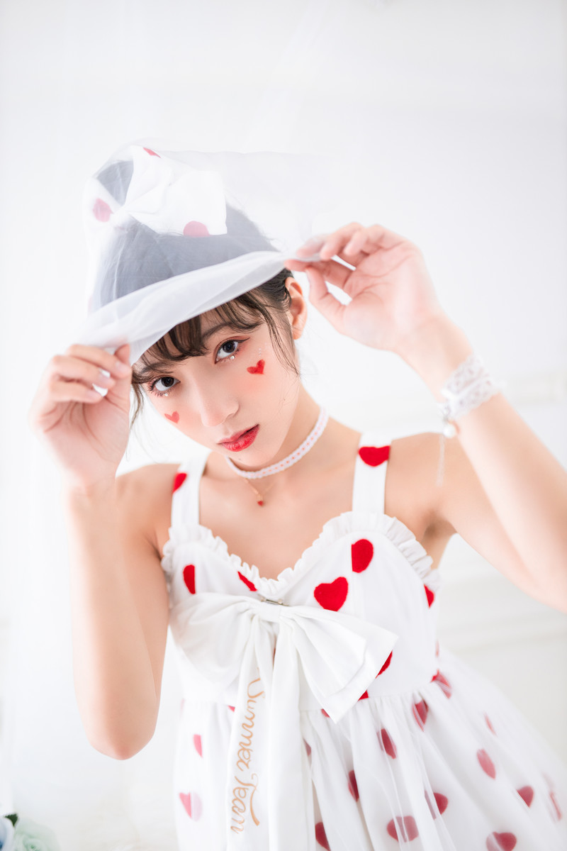 甜心萝莉美眉吊带裙性感诱人写真 9