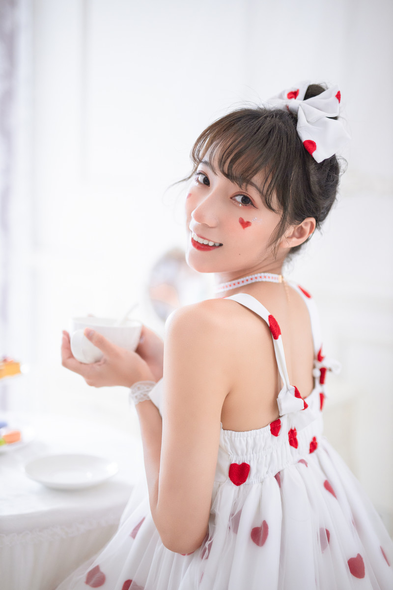 甜心萝莉美眉吊带裙性感诱人写真 10