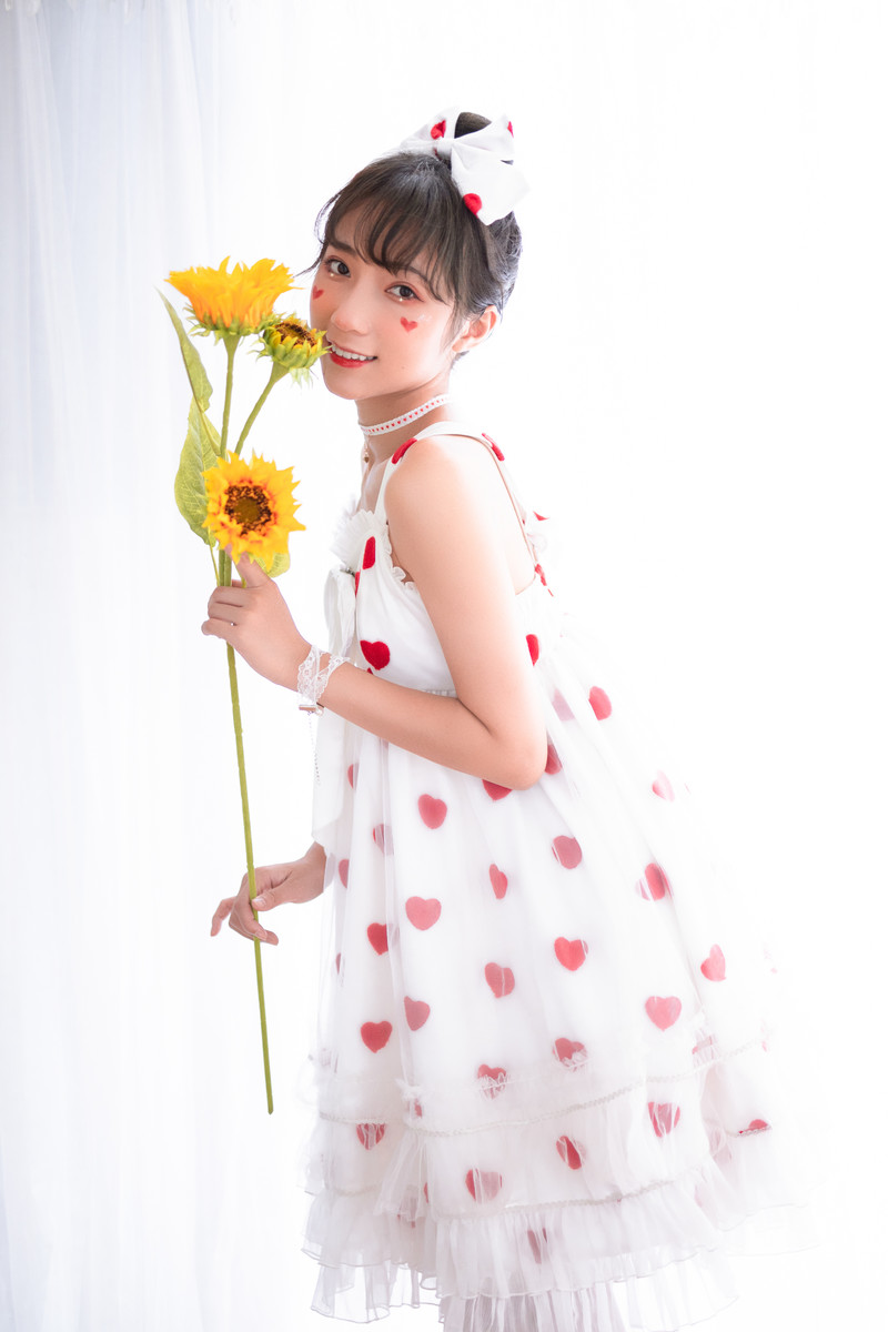 甜心萝莉美眉吊带裙性感诱人写真 11