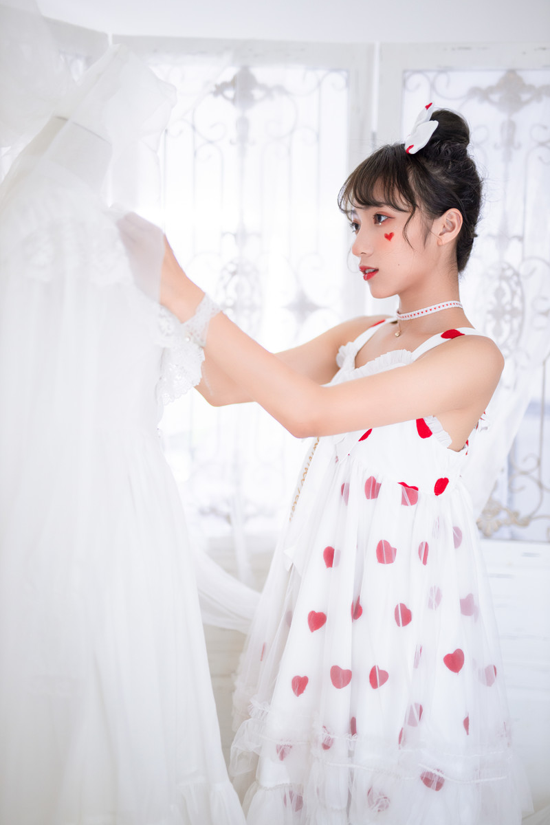 甜心萝莉美眉吊带裙性感诱人写真 12