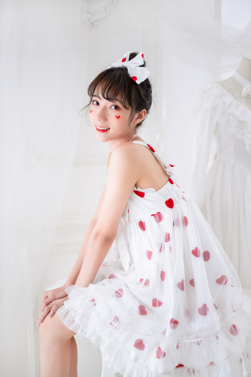 甜心萝莉美眉吊带裙性感诱人写真 13