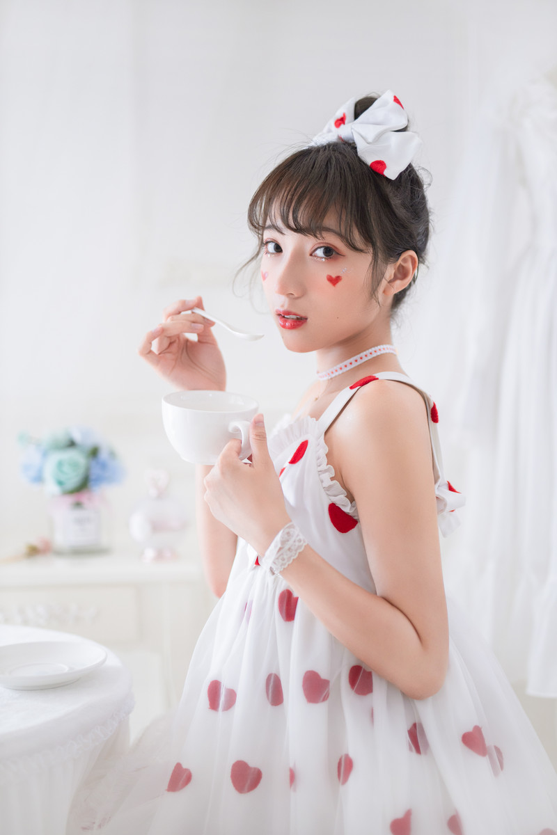 甜心萝莉美眉吊带裙性感诱人写真 14