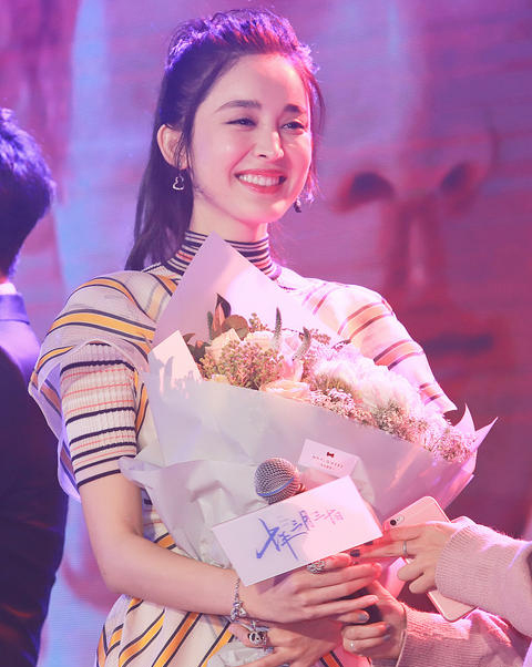 维吾尔族美女古力娜扎《十年三月三十日》发布会图片 3