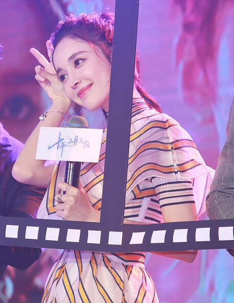 维吾尔族美女古力娜扎《十年三月三十日》发布会图片 4
