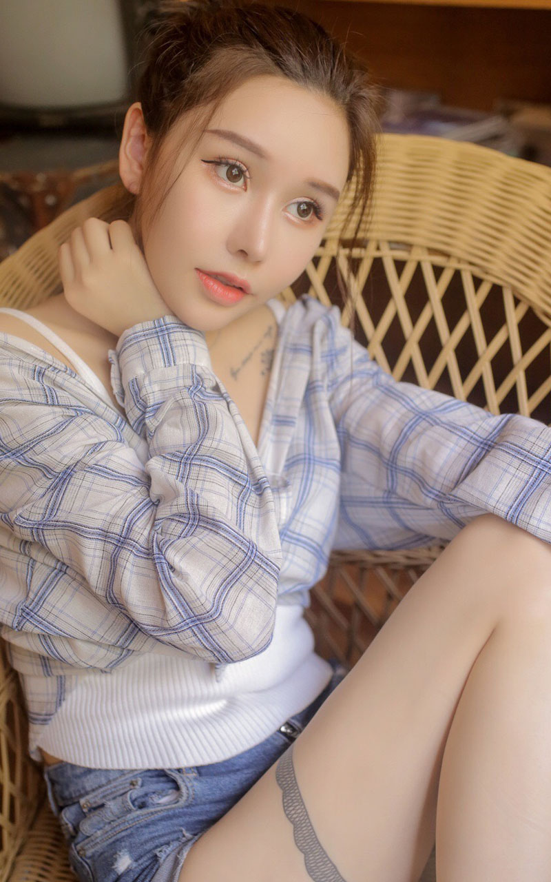 格子衬衣吊带美女慵懒性感写真图片 6
