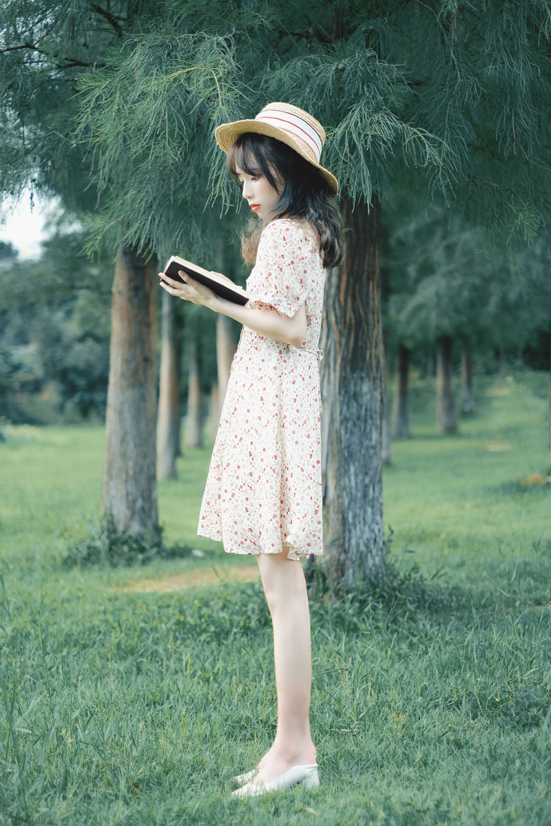 碎花裙美女性感白嫩皮肤唯美户外写真图片 9