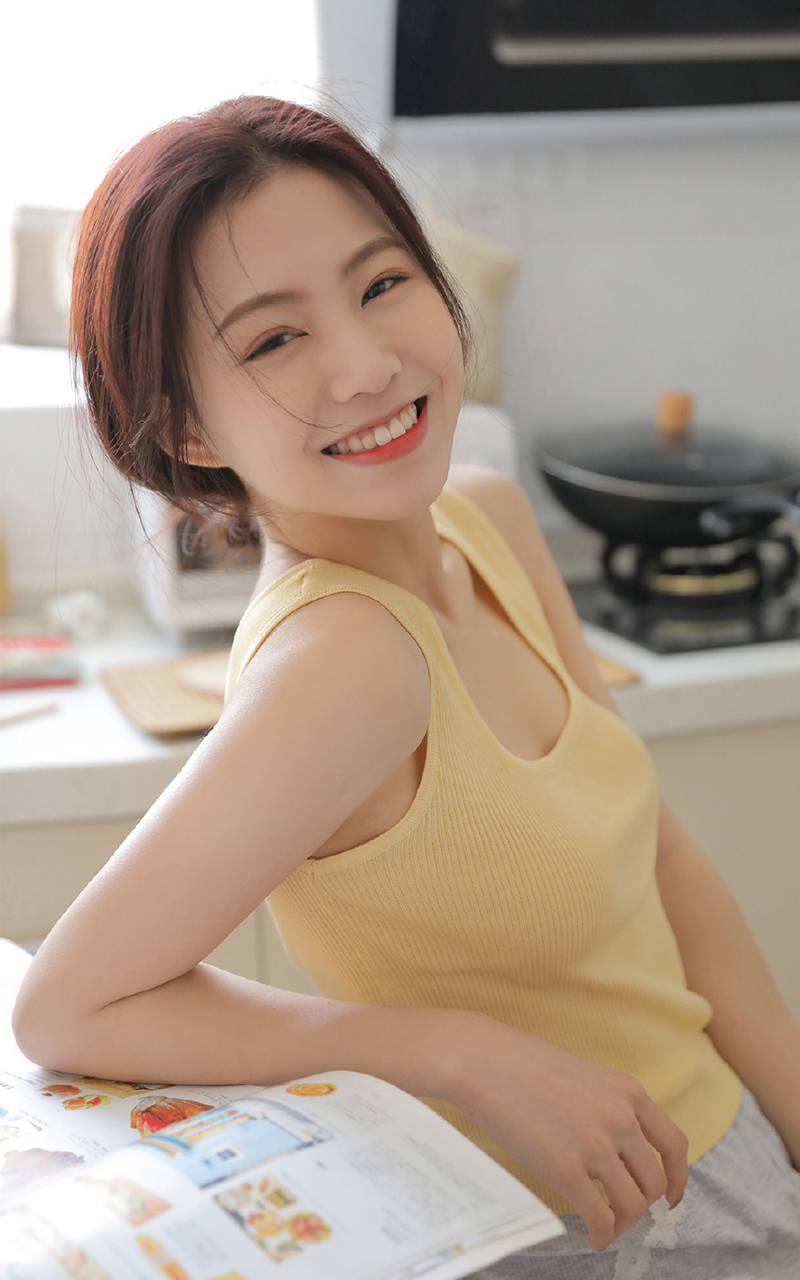 吊带美女厨房美娇娘性感长腿写真 12