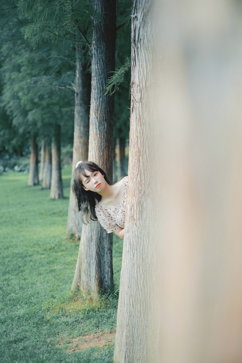 碎花裙美女性感白嫩皮肤唯美户外写真图片 10