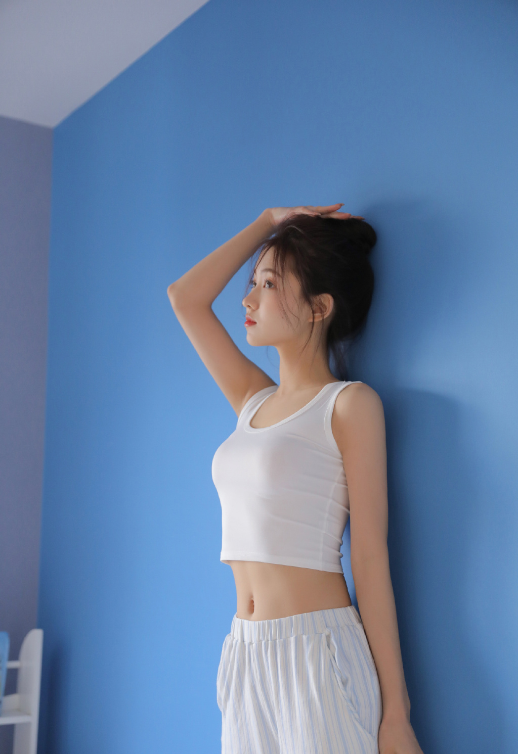 清新甜美妹子背心小短裤性感私房大片
