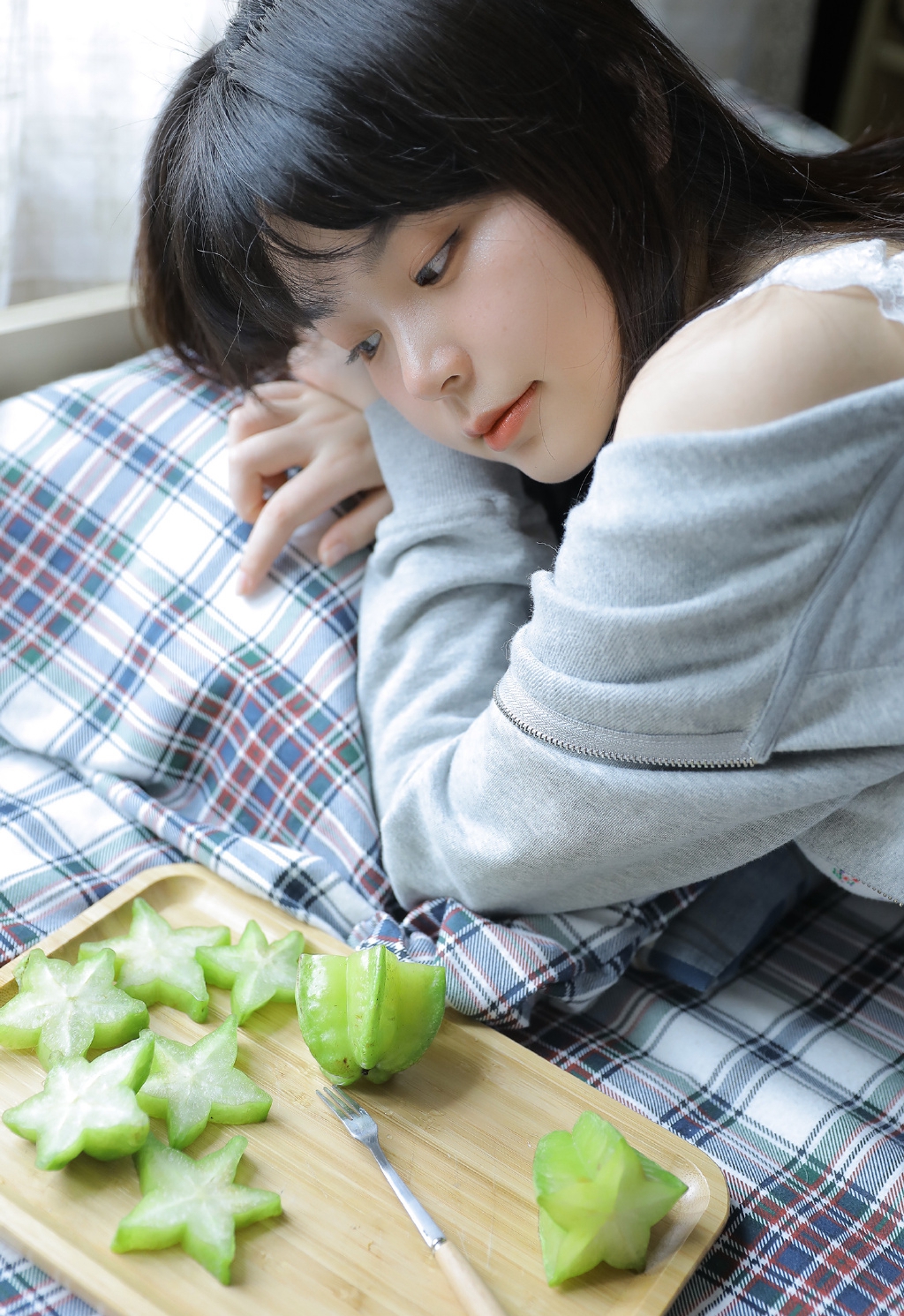 气质甜美美女白皙美腿写真图片