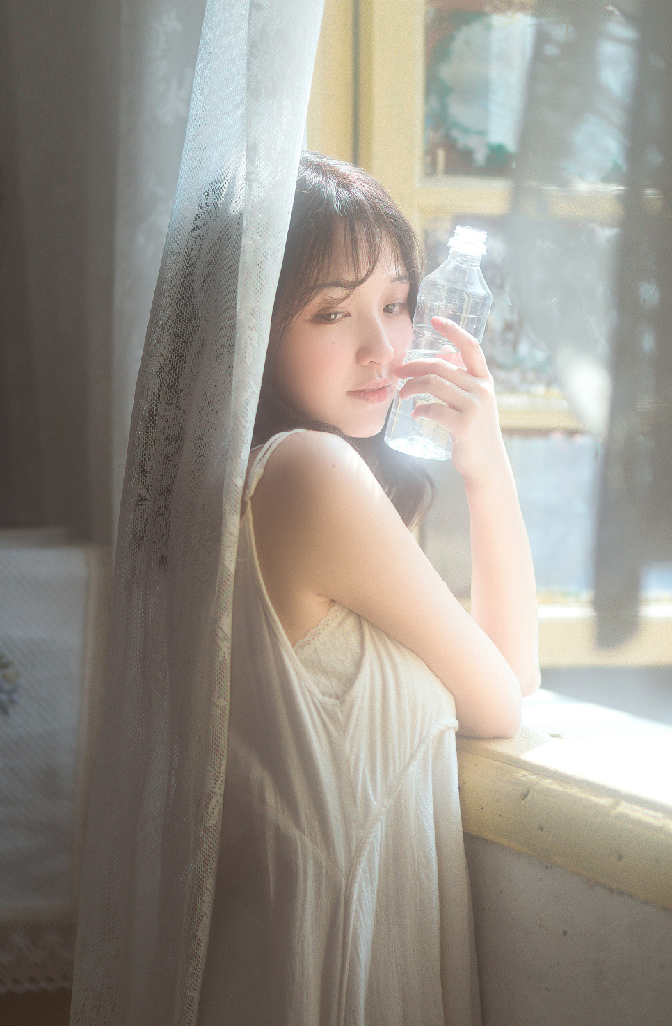 吊带裙美女慵懒迷人性感写真图片