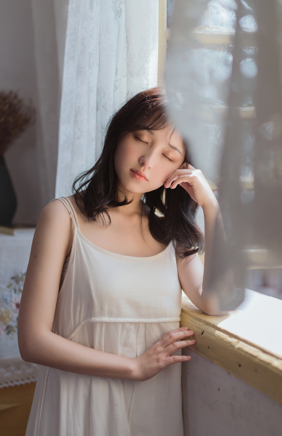 吊带裙美女慵懒迷人性感写真图片 2