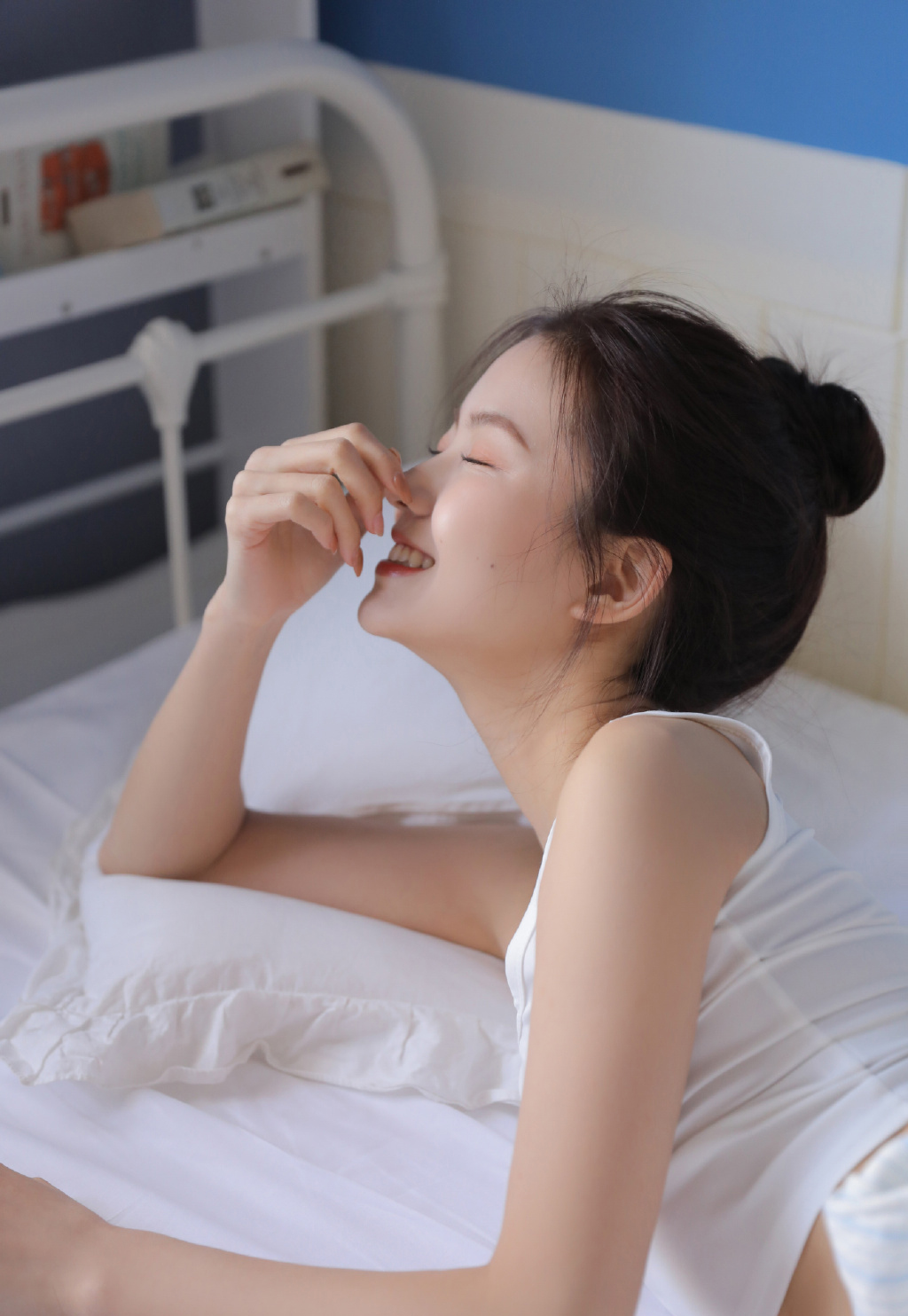 清新甜美妹子背心小短裤性感私房大片 5