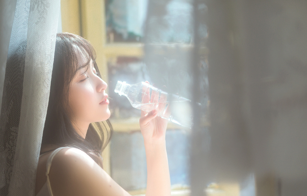 吊带裙美女慵懒迷人性感写真图片 3