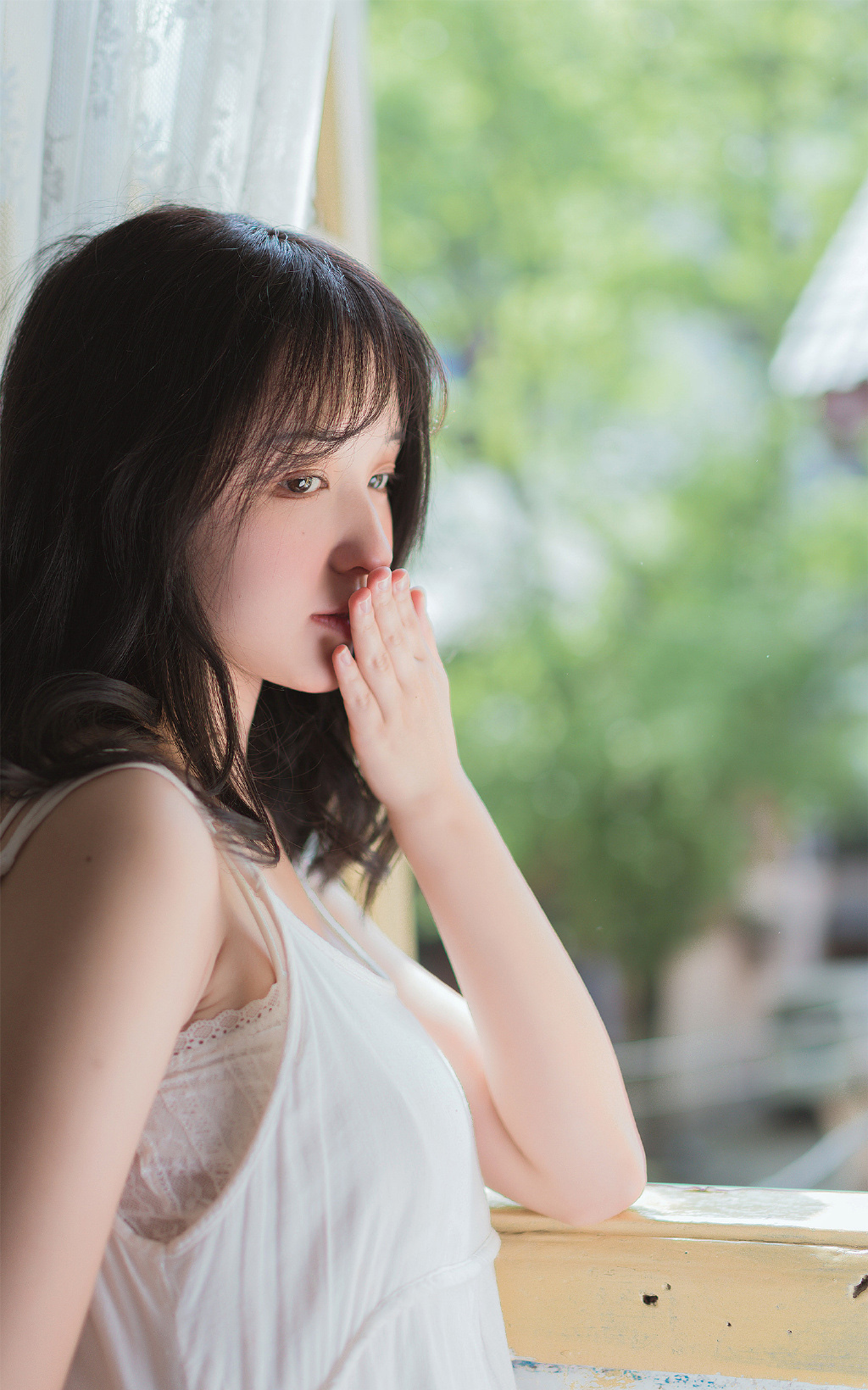 吊带裙美女慵懒迷人性感写真图片 4