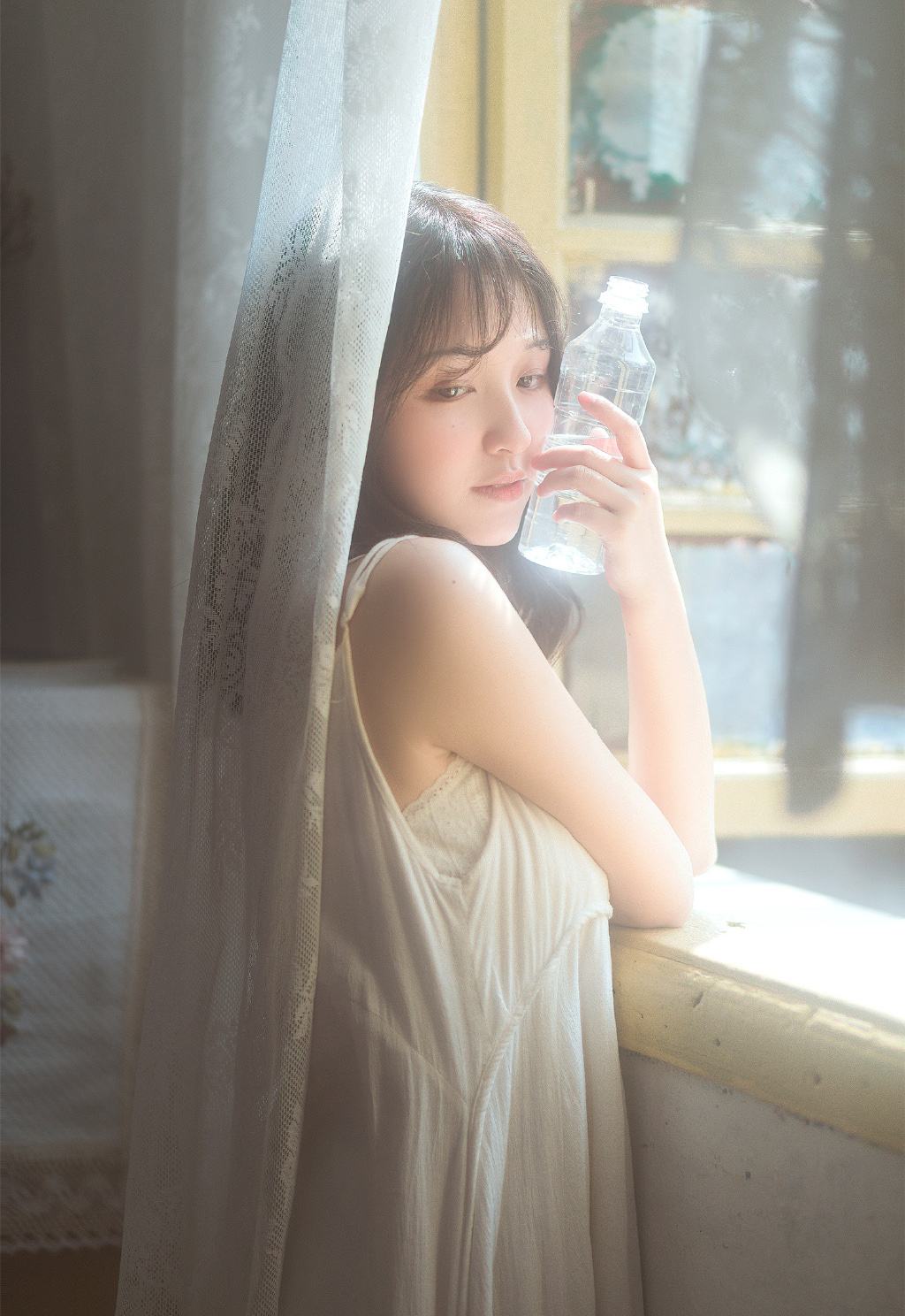 吊带裙美女慵懒迷人性感写真图片 5