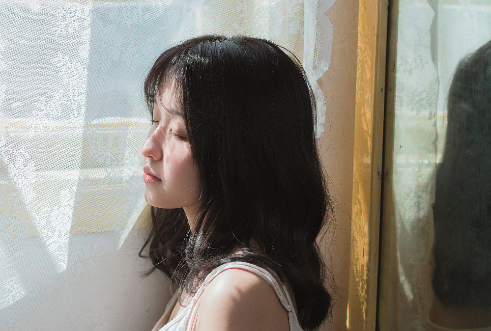 吊带裙美女慵懒迷人性感写真图片 6