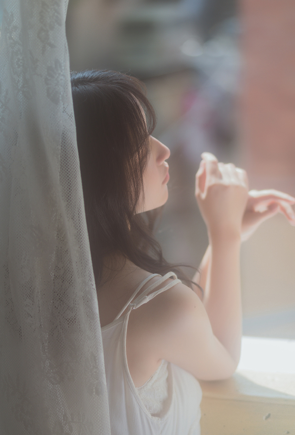 吊带裙美女慵懒迷人性感写真图片 8