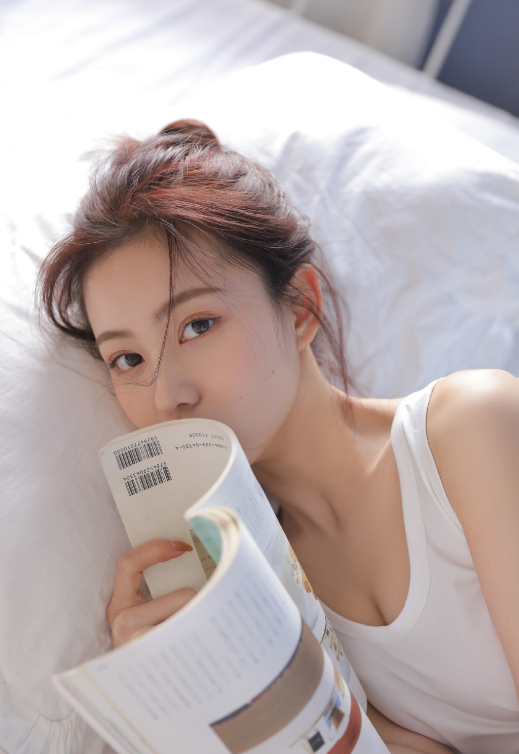 清新甜美妹子背心小短裤性感私房大片 8