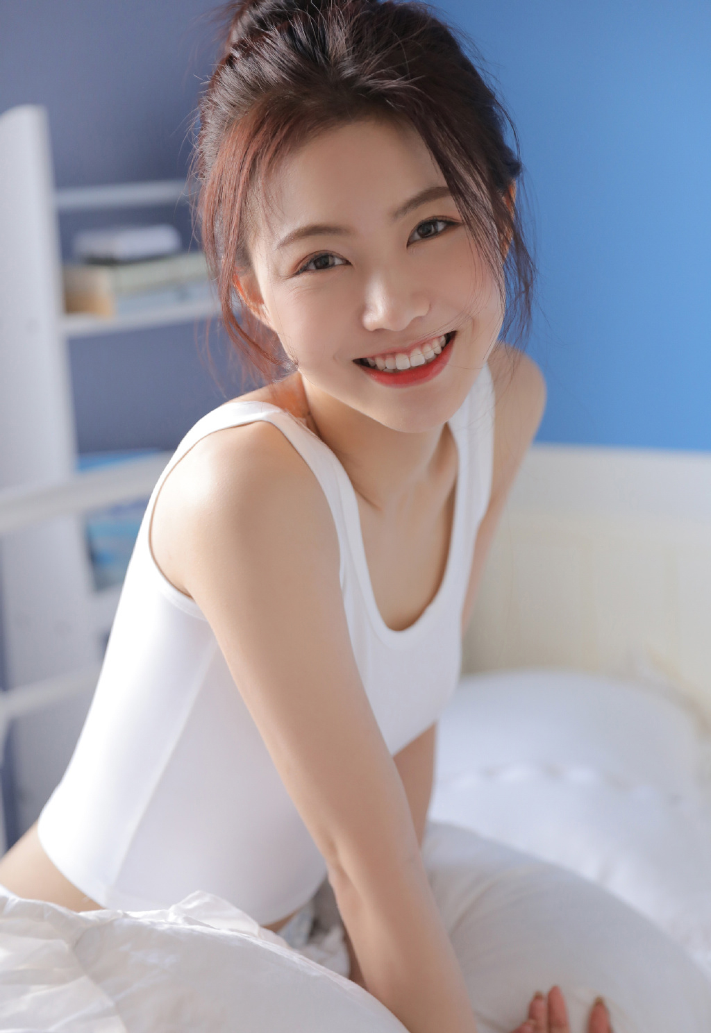 清新甜美妹子背心小短裤性感私房大片 9
