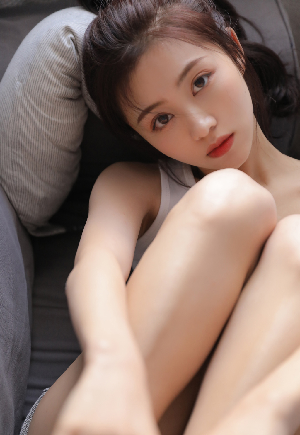 清新甜美妹子背心小短裤性感私房大片 10