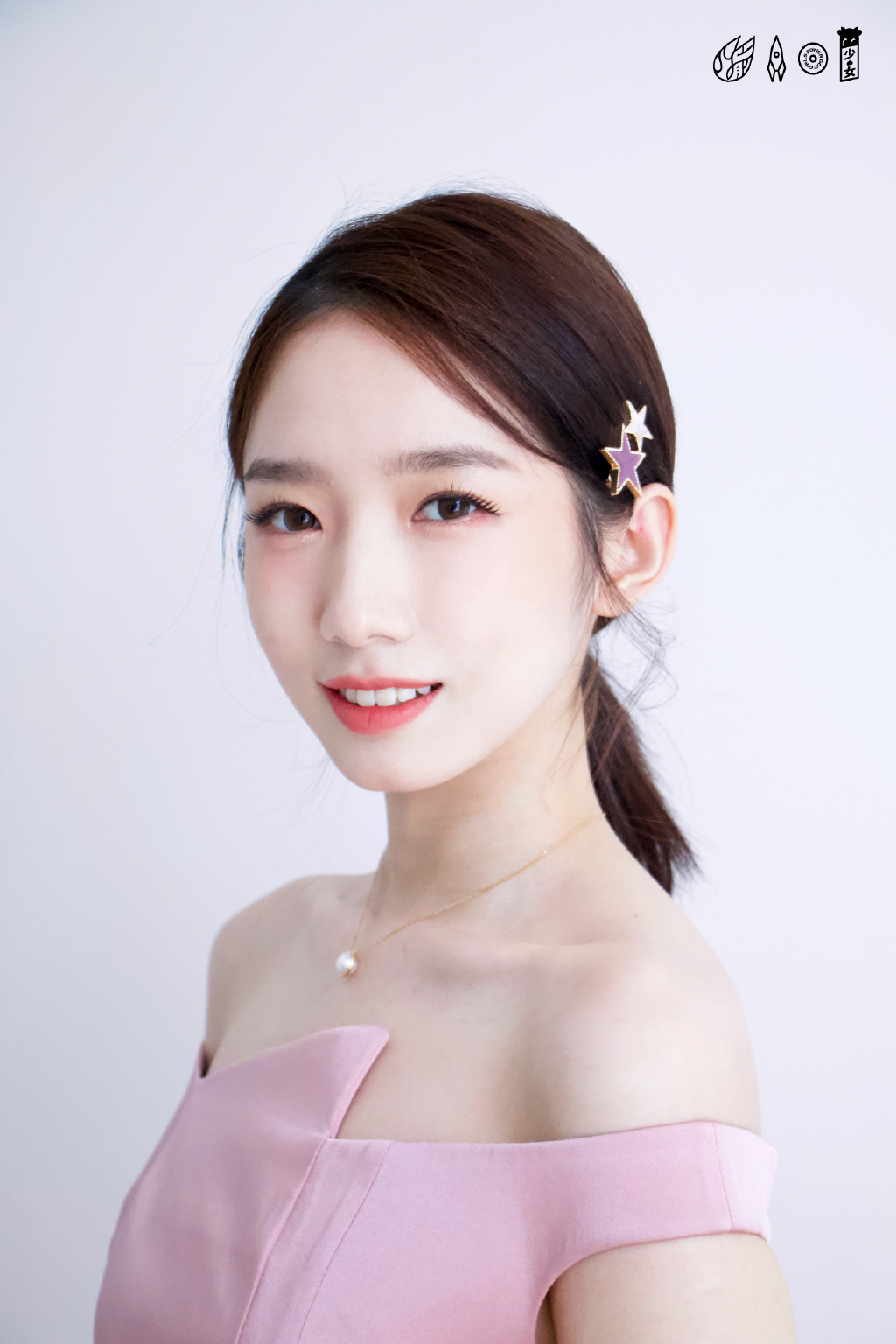 天秤座美女明星孟美岐粉色露肩裙图片