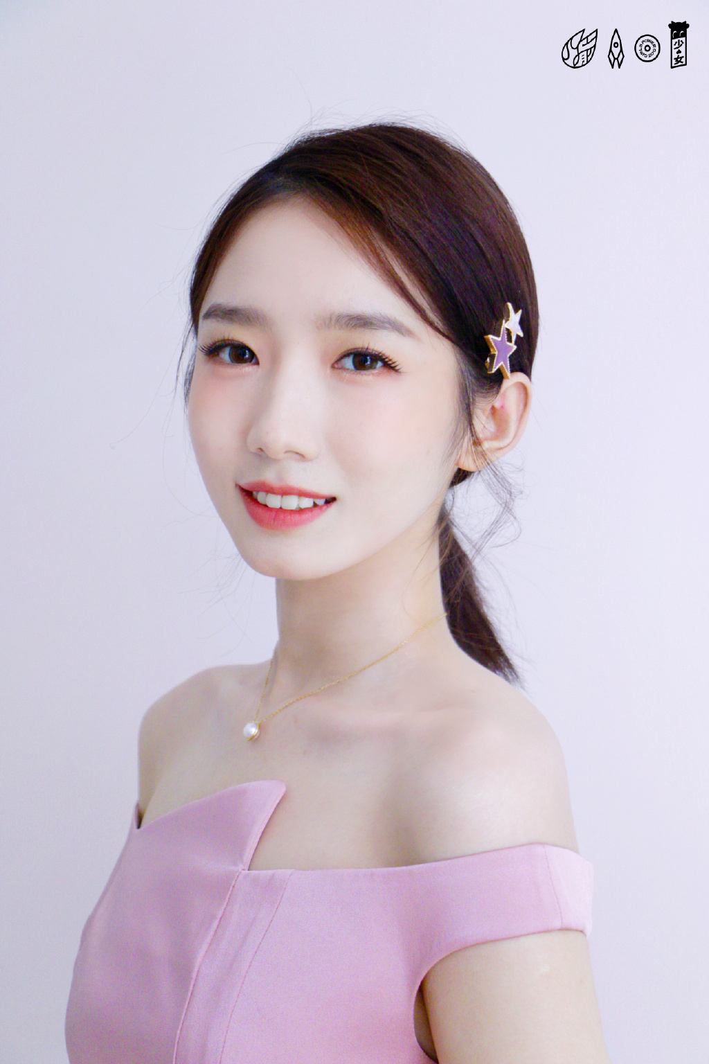 天秤座美女明星孟美岐粉色露肩裙图片 2
