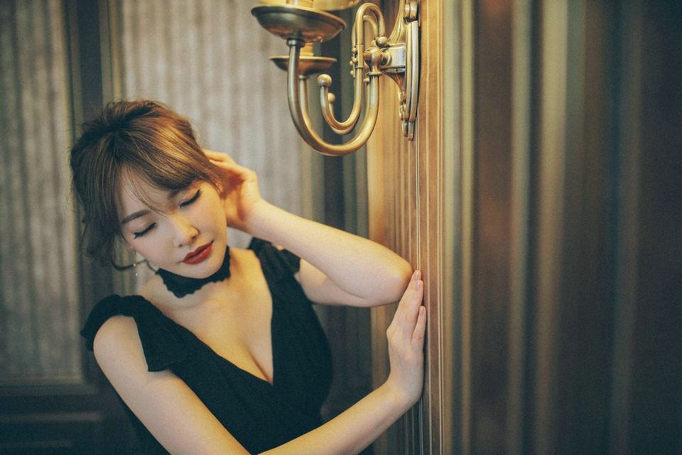 气质优雅的美女晚礼服写真 2