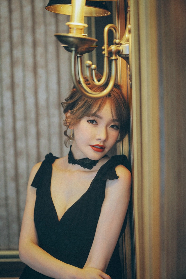 气质优雅的美女晚礼服写真 5