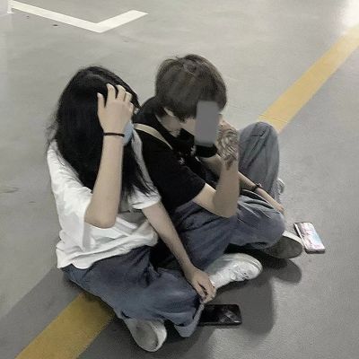 情侣头像女的拽着男的领带 6