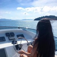 侧脸头像女生阳光海边