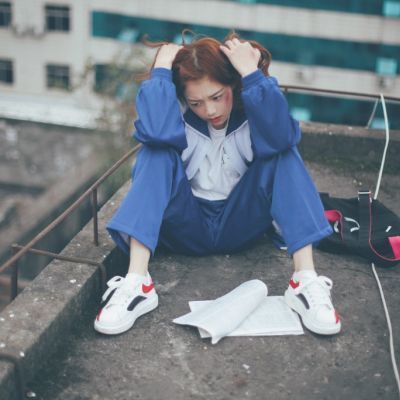 丧系头像强颜欢笑女 4
