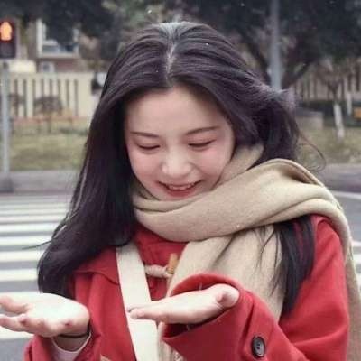 头像女生简单气质红色衣服 3
