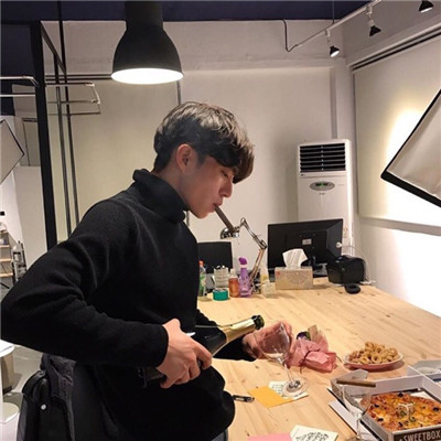 男生突然换狗狗头像表示什么