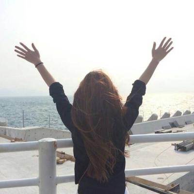 好看的头像图片女背影海边 5