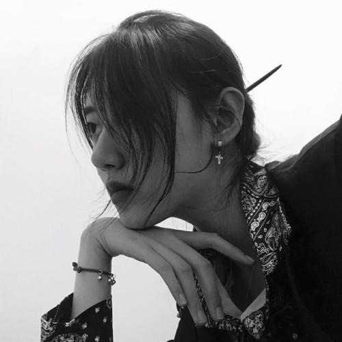 2023年最潮最火女生头像黑白 3
