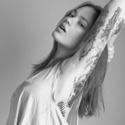 2023年最潮最火女生头像黑白 8