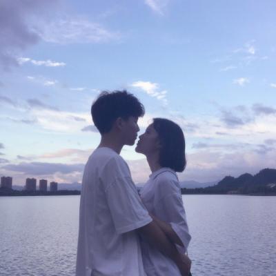 白底简约笑脸头像 4