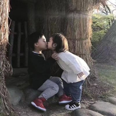 情侣头像大人牵小孩的 3