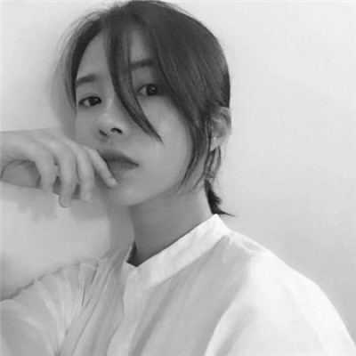 2023年最潮最火女生头像黑白