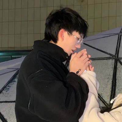 一人一半合二为一情侣头像男生 4