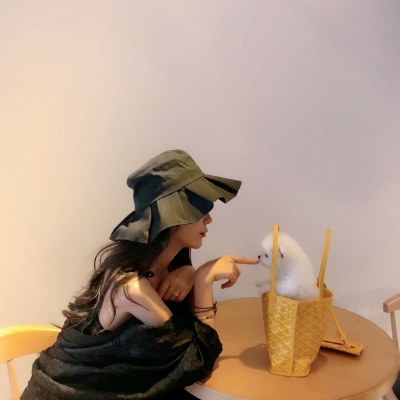 头像女带宠物