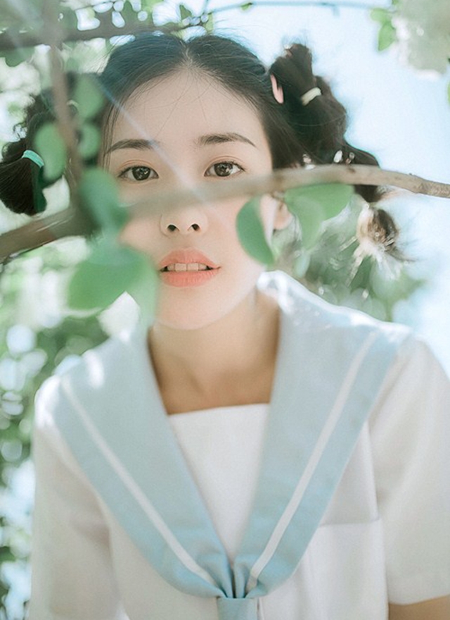 制服美女俏皮可爱个人写真图片
