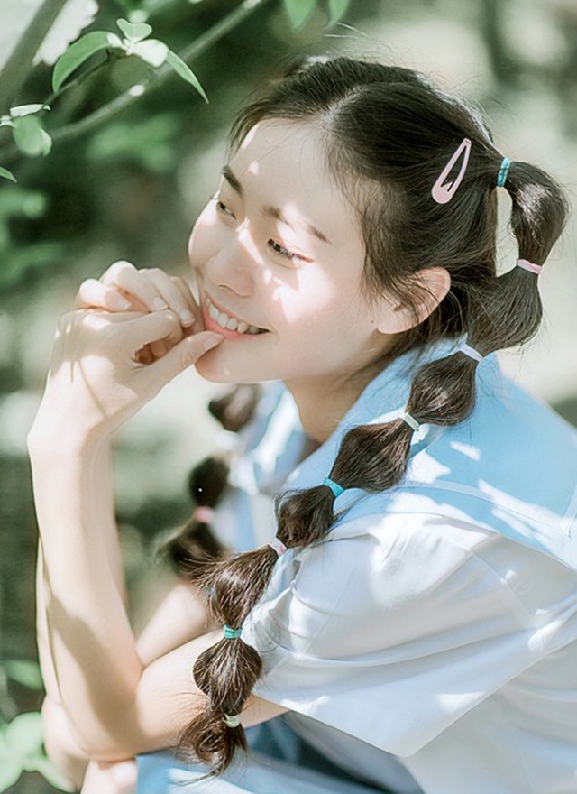 制服美女俏皮可爱个人写真图片 2