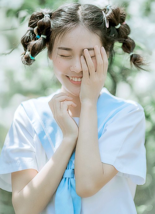 制服美女俏皮可爱个人写真图片 3