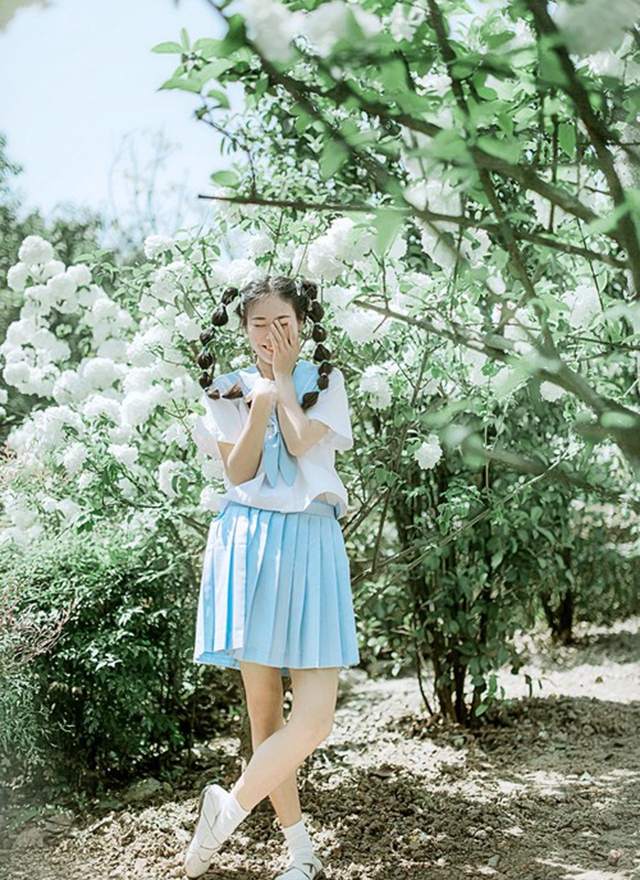 制服美女俏皮可爱个人写真图片 4
