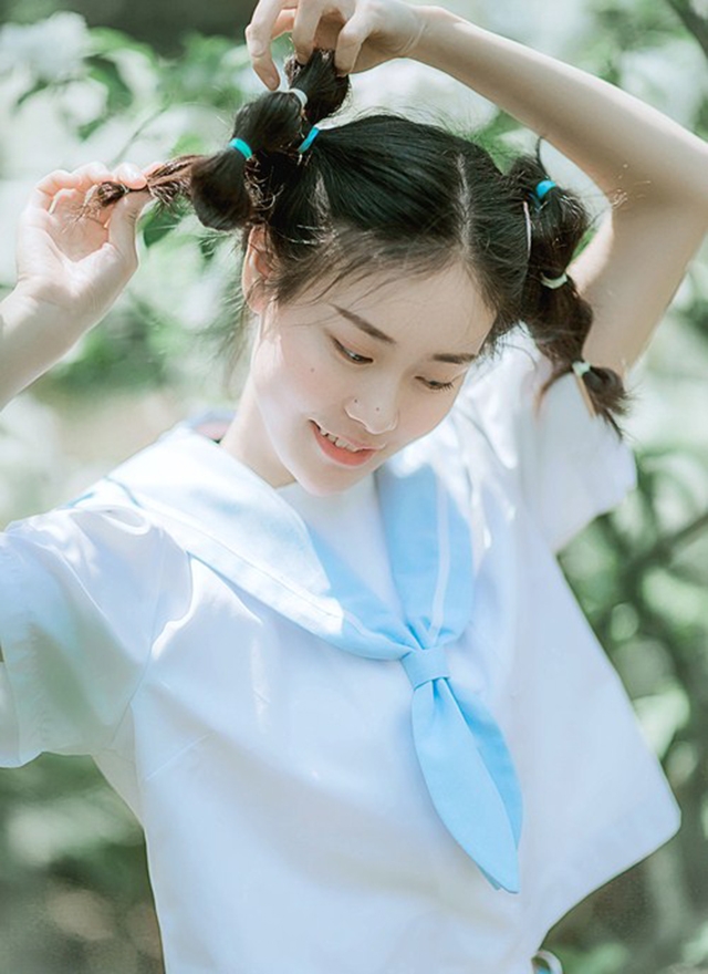 制服美女俏皮可爱个人写真图片 6