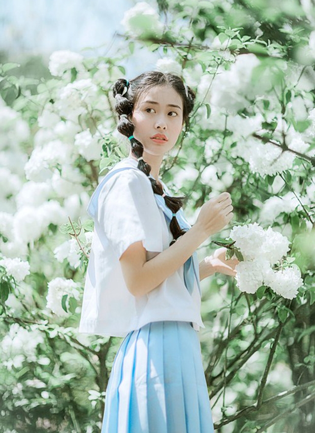 制服美女俏皮可爱个人写真图片 7