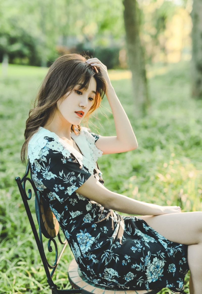 森系美女印花短裙甜美迷人写真